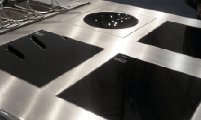 Radiant heat source designed for either metallic or glass ceramic direct cooking surfaces